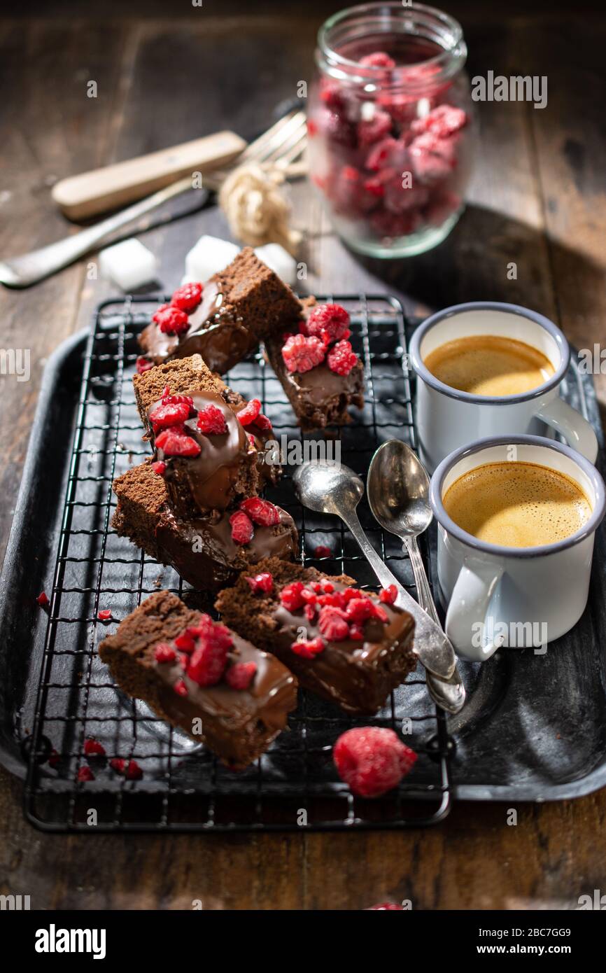 Schokoladenriegel mit Himbeeren.Morgenkaffee mit hausgemachtem Dessert.fettarme Speisen und Getränke Stockfoto