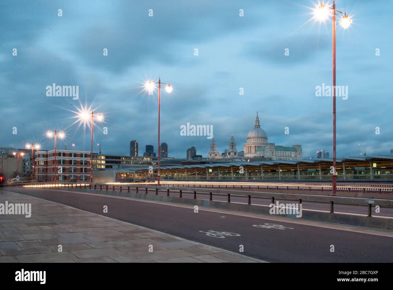 Gebäude Architektur St. Pauls Cathedral Beaumont Business Center Barbican Estate Towers von Blackfriars Bridge, Blackfriars Rd, London SE1 9UD Stockfoto