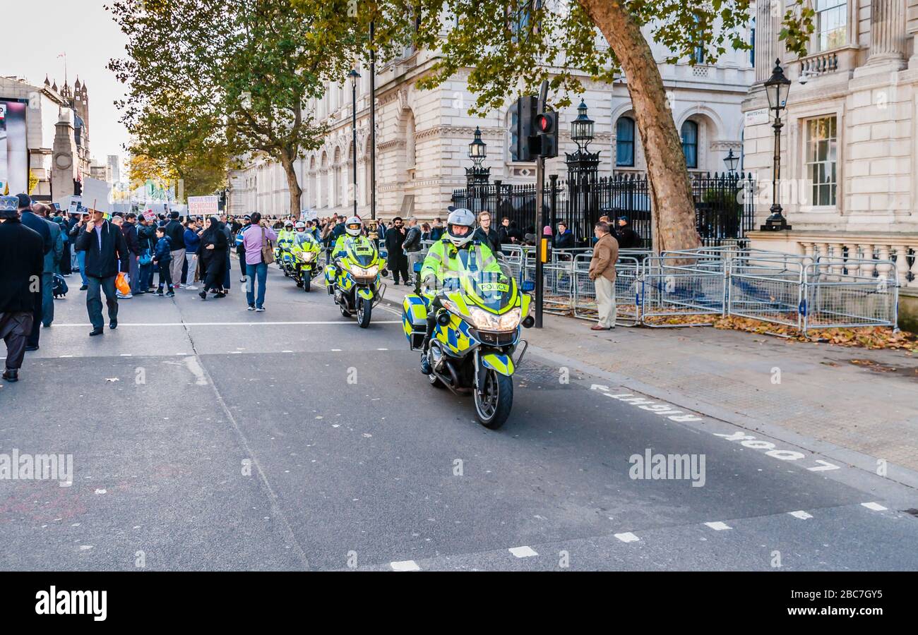 Polizei-Motorradfahrer auf der nahe gelegenen 10 Downing Street. Die Einheit bietet Motorradbegleiter an, um den Verkehr von einer entgegenkommenden Protestdemonstration zu stoppen und abzulenken Stockfoto