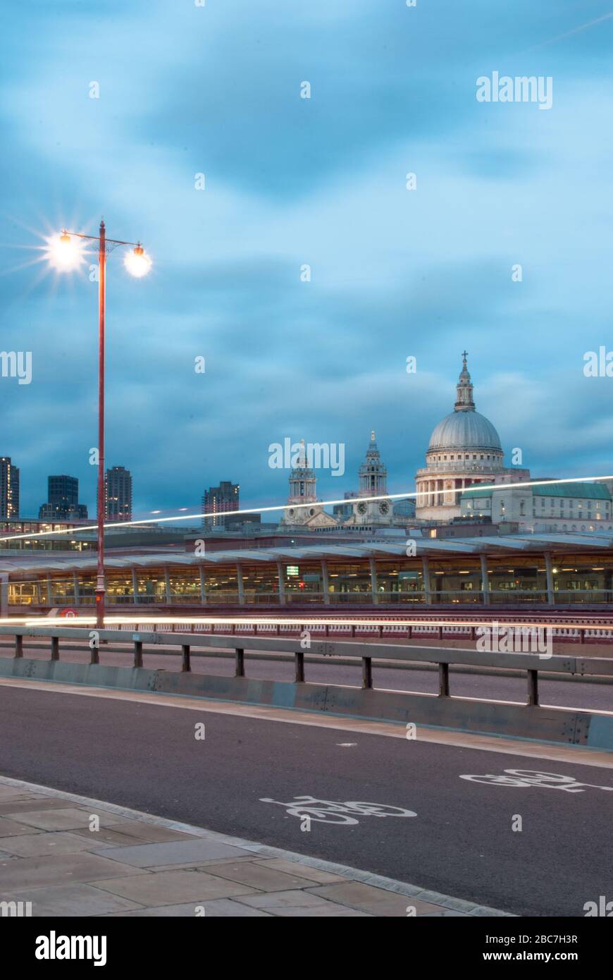 Gebäude Architektur St. Pauls Cathedral Beaumont Business Center Barbican Estate Towers von Blackfriars Bridge, Blackfriars Rd, London SE1 9UD Stockfoto
