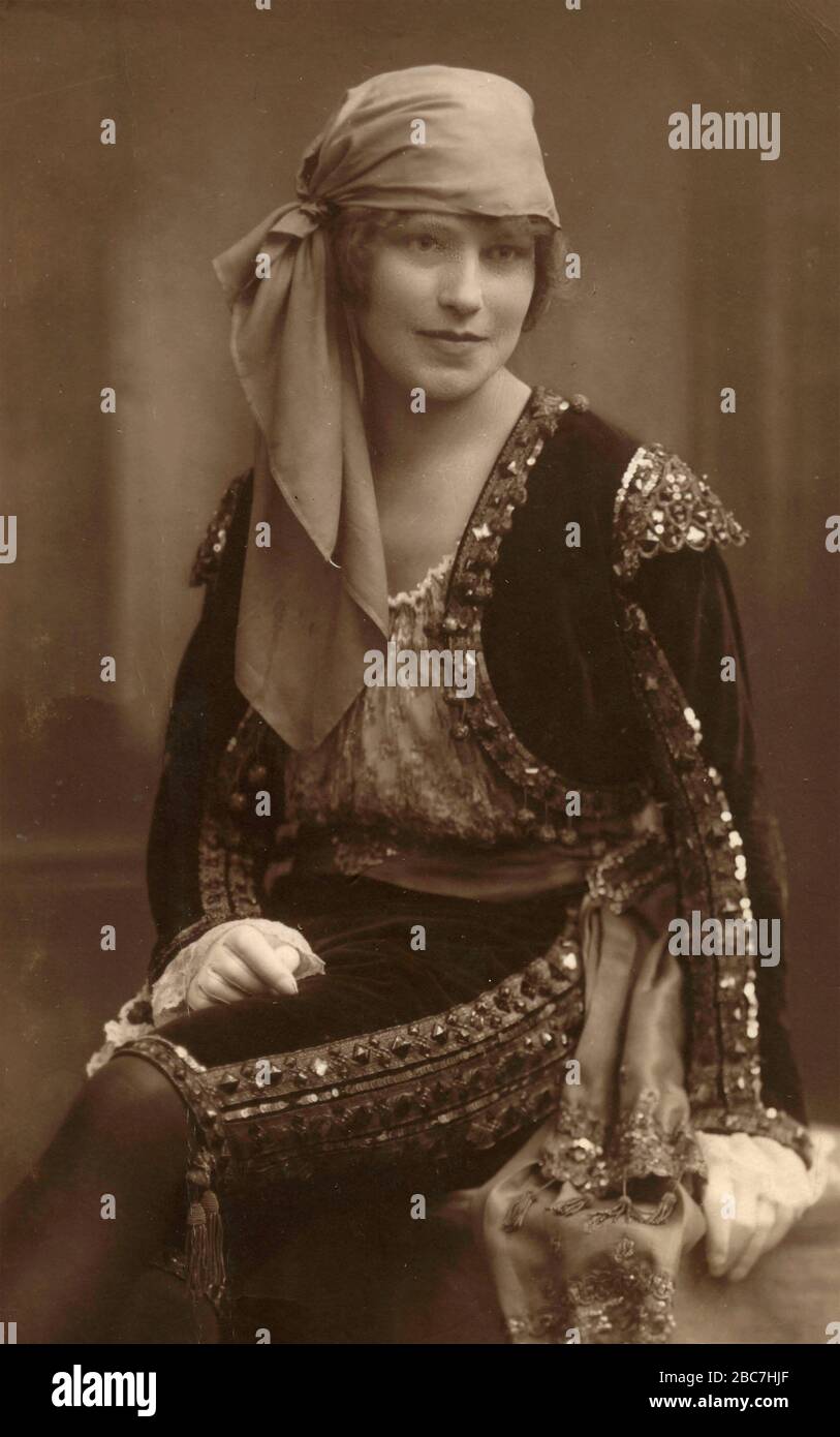 Porträt einer Frau mit einem verknoteten Taschentuch auf dem Kopf, 1920er Jahre Stockfoto