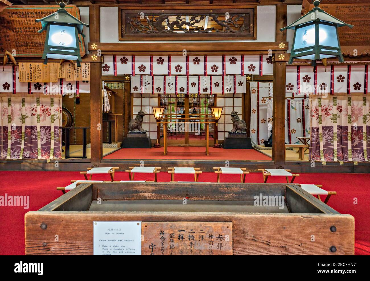 Innenraum des Utasu-Schreines in Higashi Chaya-gai, Kanazawa, Japan. Stockfoto