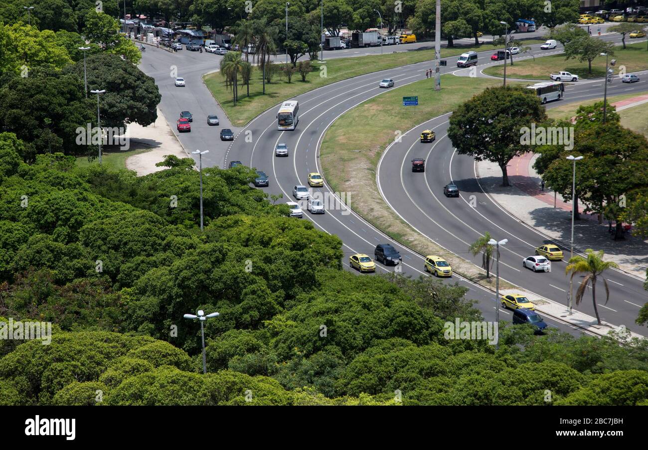 Luftaufnahme einer baumgetragenenen Straße mit Verkehr in Botofogo Bay, Rio de Janeiro, Brasilien Stockfoto