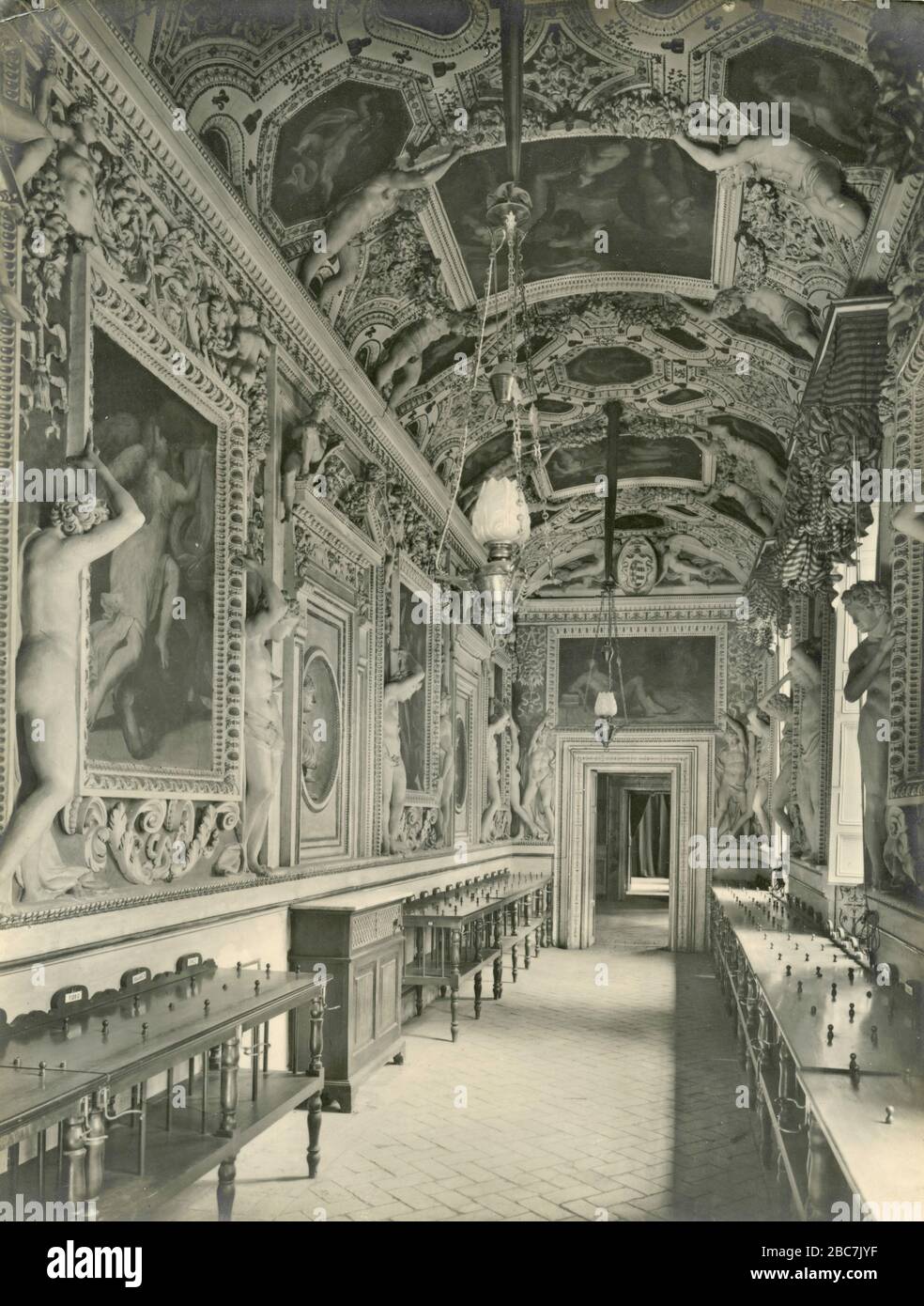 Galerie des Palazzo Spada mit Gemälden und Buccos, von der Schule von Giulio Romano, Rom, Italien der 1920er Jahre Stockfoto