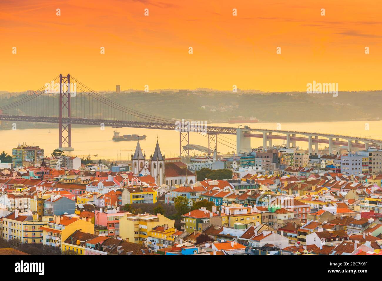 Malerischer Sonnenuntergang in Lissabon. Abendliches Stadtbild der portugiesischen Hauptstadt Stockfoto