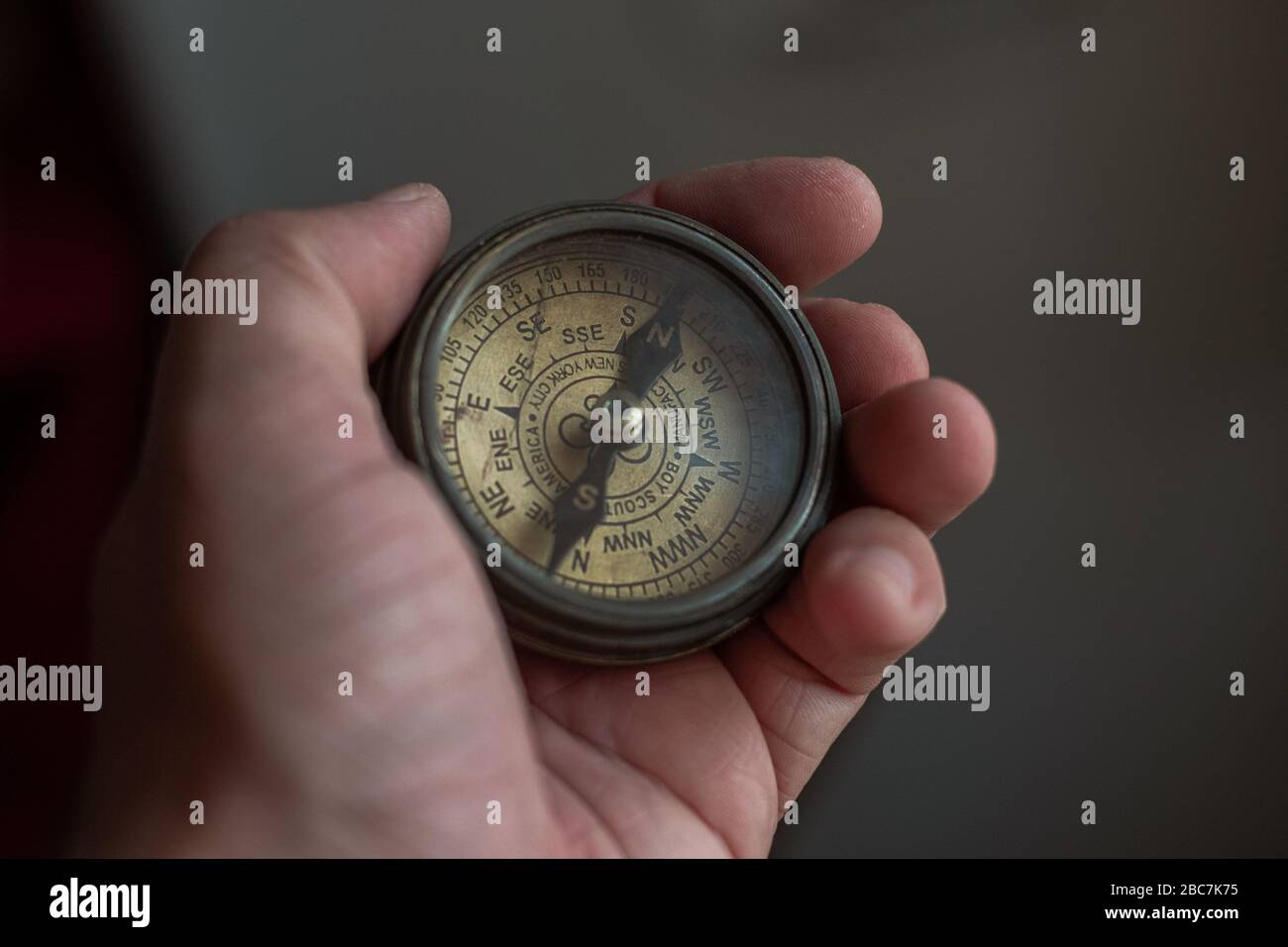 Nahaufnahme der Hand, die Navigation Kompass Stockfoto