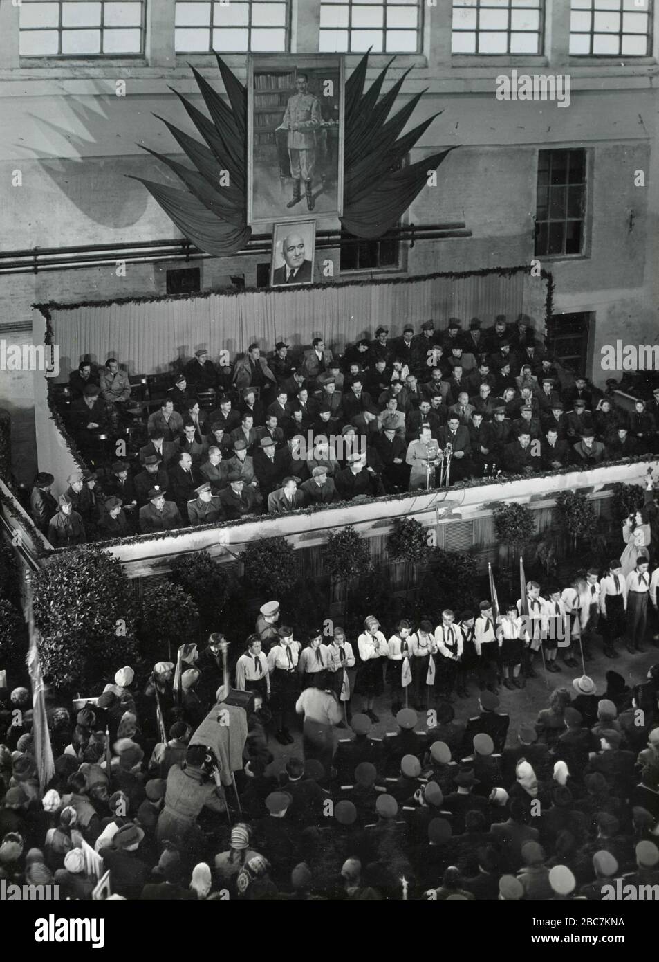 Mitglieder der Kommunistischen Partei bei Farkash's Rede, Einweihung des sowjetischen Stahlwerks Stalin, Dunaújváros, Ungarn 1951 Stockfoto