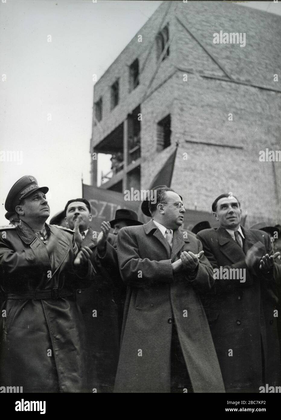 Mitglieder der Kommunistischen Partei bei Farkash's Rede, Einweihung des sowjetischen Stahlwerks Stalin, Dunaújváros, Ungarn 1951 Stockfoto