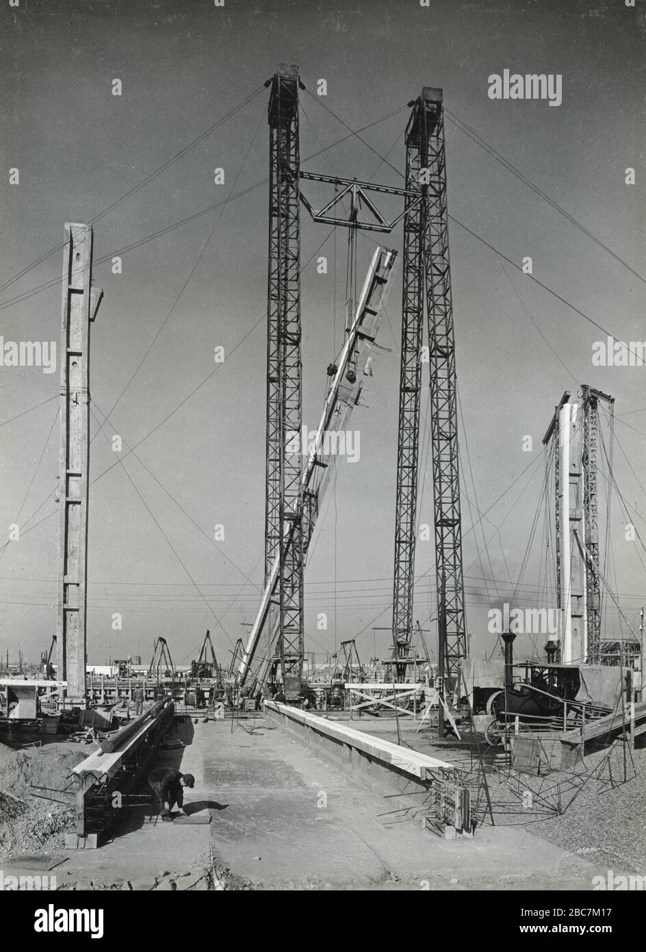 Blick auf die Fertigbetonsäulen des sowjetischen Stahlwerks Stalin, Dunaújváros, Ungarn 1950 Stockfoto
