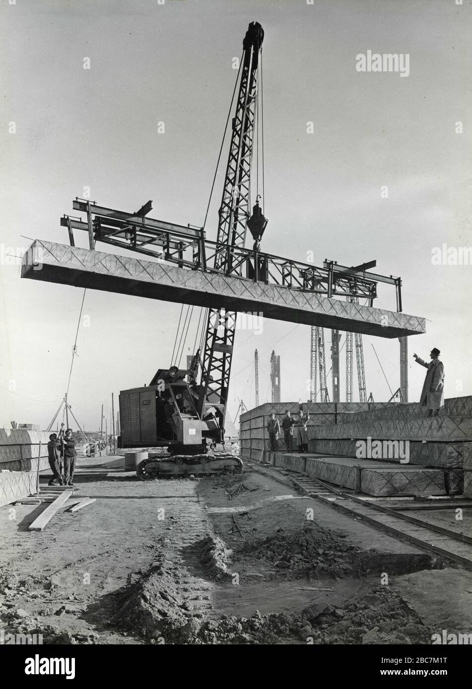 Montage der Fertigbetonsäulen des sowjetischen Stahlwerks Stalin, Dunaújváros, Ungarn 1950 Stockfoto