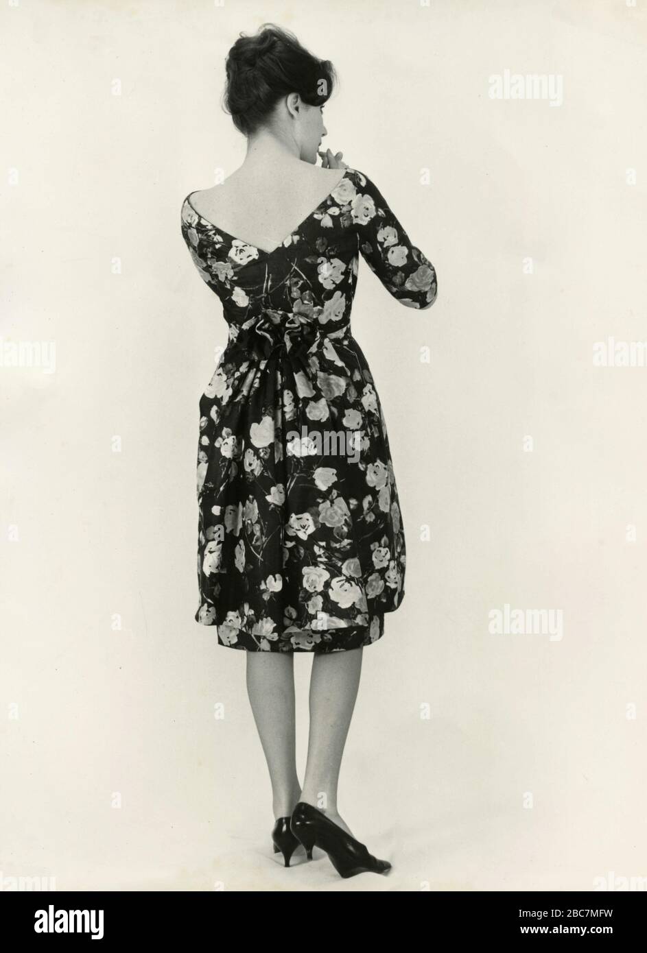 Modell aus den 1960er Jahren mit einem Outfit mit Blumenkleid, Italien Stockfoto