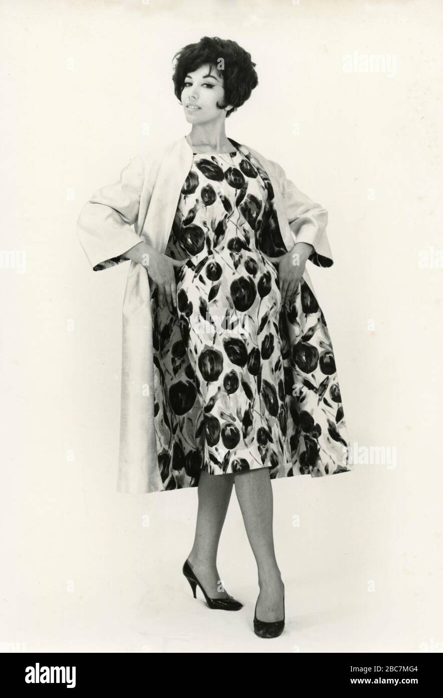 Modell aus den 1960er Jahren mit einem Outfit mit Blumenkleid und passendem Mantel, Italien Stockfoto