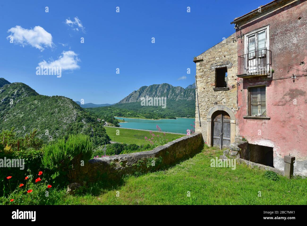 Panoramablick auf die Landschaft der Region Molise von der Stadt Castel San Vinczo Stockfoto