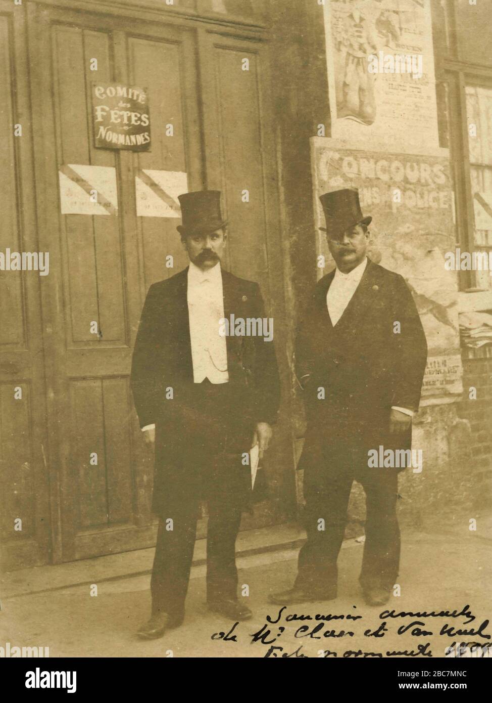 Zwei Männer, die sich elegant mit einem Hut bekleidet haben, Normandie, Frankreich, im Jahr 1907 Stockfoto