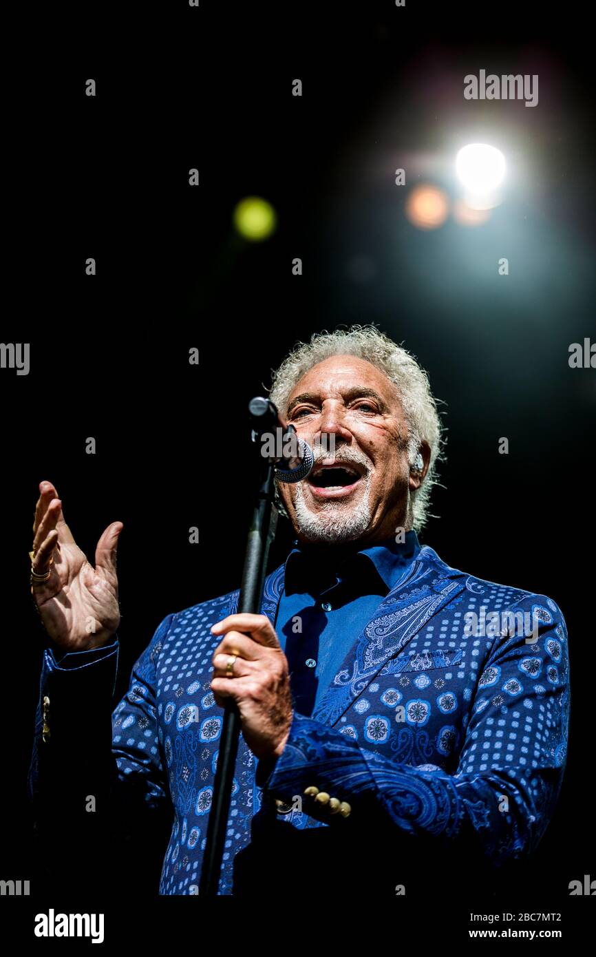 Skanderborg, Dänemark. August 2018. Der walisische Sänger und Songwriter Tom Jones führt ein Live-Konzert während des dänischen Musikfestivals SmukFest 2018 durch. (Foto: Gonzales Foto - lasse Lagoni). Stockfoto