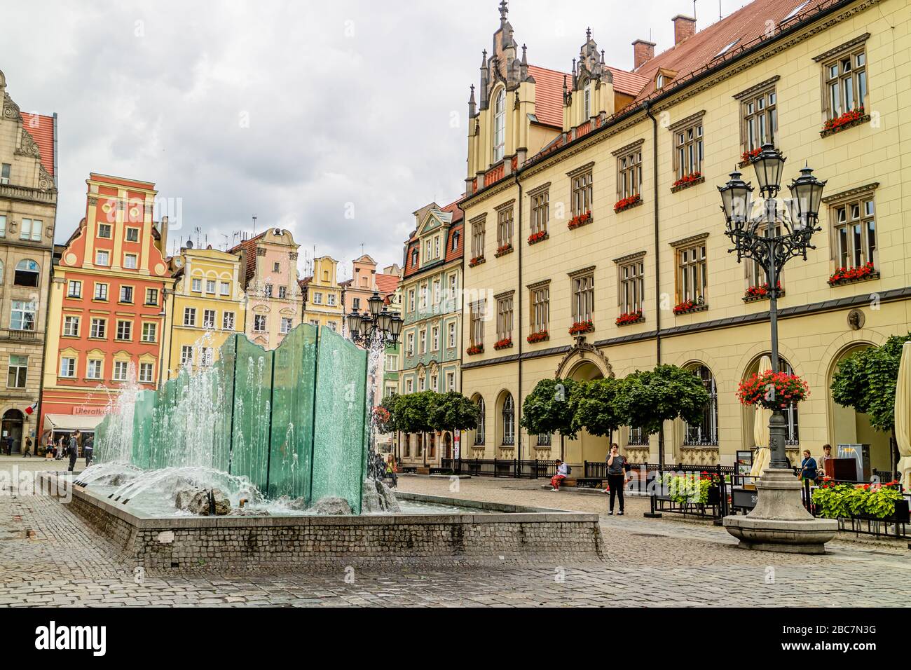 Das Rathaus und der Zdrój-Brunnen auf dem Hauptplatz, oder rynek, in der Stadt Wrocław, Polen, Europa. Juli 2017. Stockfoto