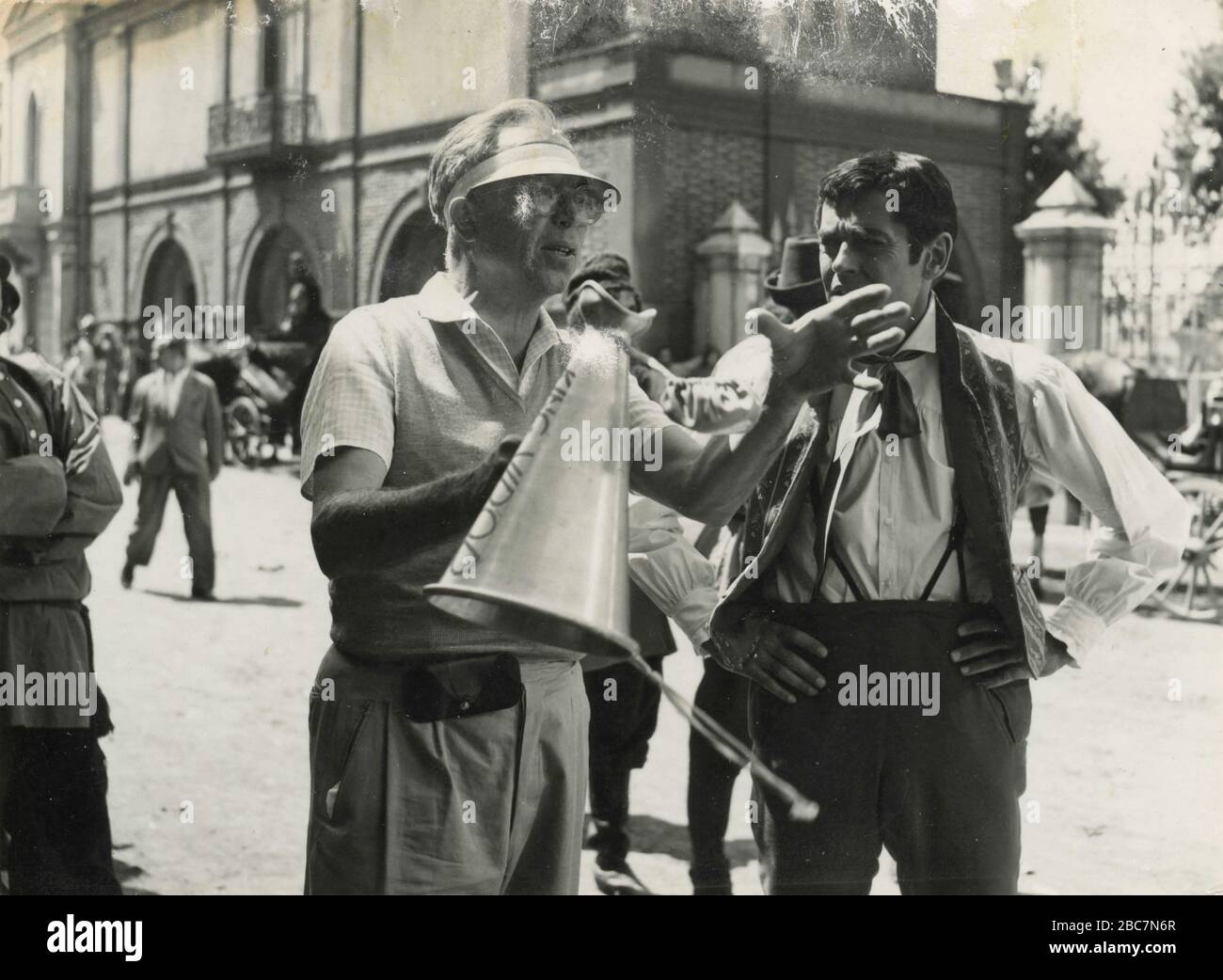 Der amerikanische Filmregisseur King Vidor und der Schauspieler Henry Fonda am Set des Films war and Peace, Rom, Italien 1956 Stockfoto