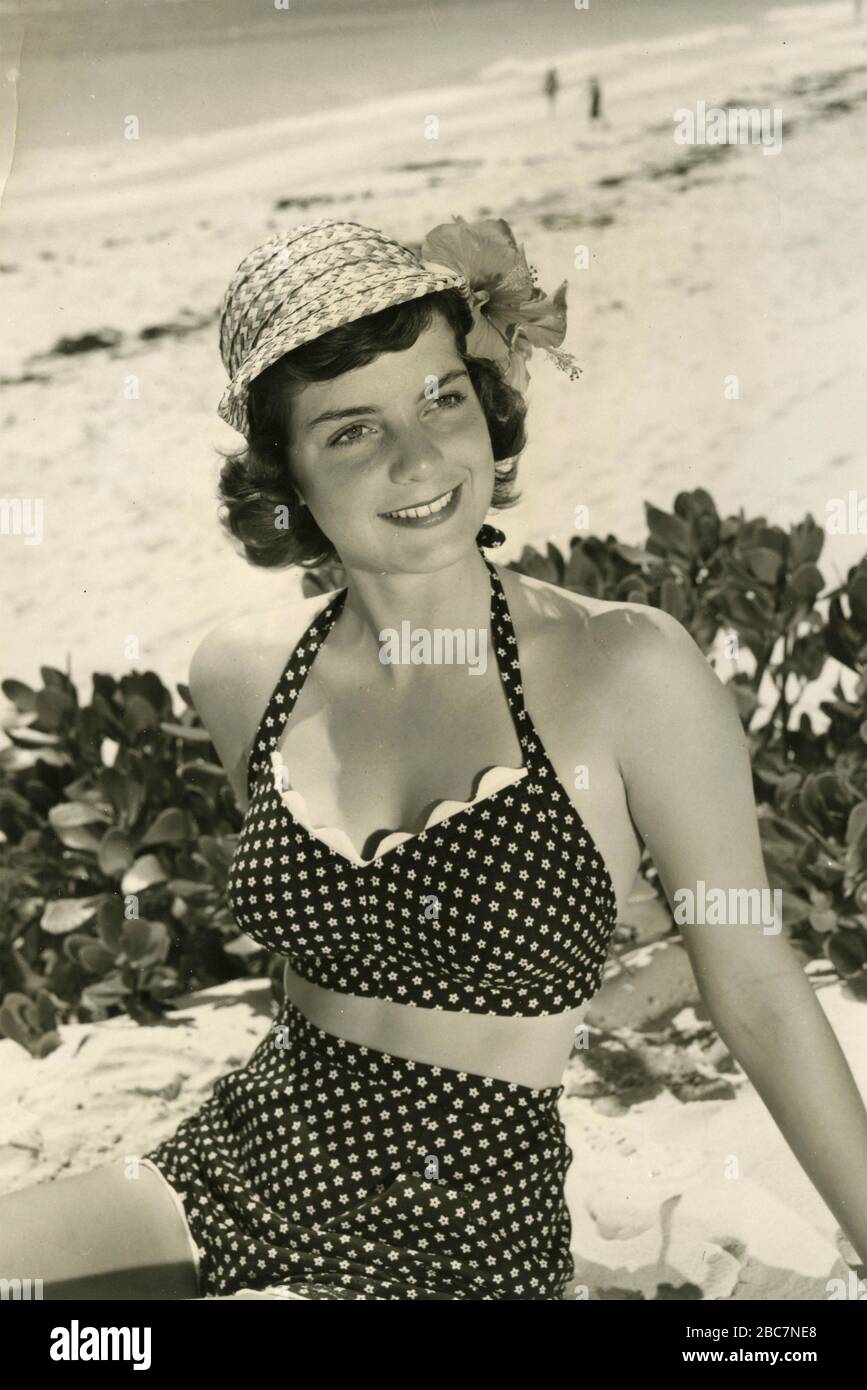 Die amerikanische Studentin Geraldine Lane Sports die neue Cricket-Mütze, USA 1950 Stockfoto