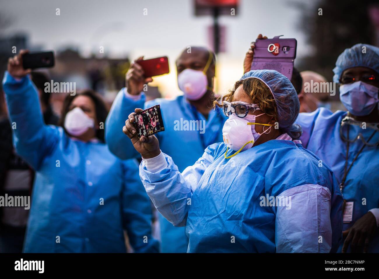 Wir klatschen, weil wir uns im Elmhurst Hospital darum bemühen. Stockfoto