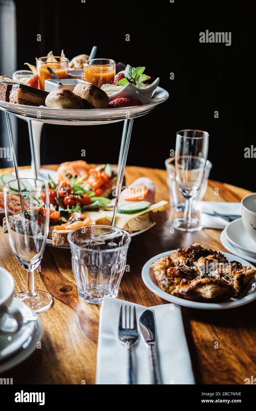 Holztisch mit traditionellen High Tea, Kuchen, Obst, Süßigkeiten, Dessert-Tisch bei der Geburtstagsfeier, Baby-Dusche-Party Süßigkeiten. Stockfoto