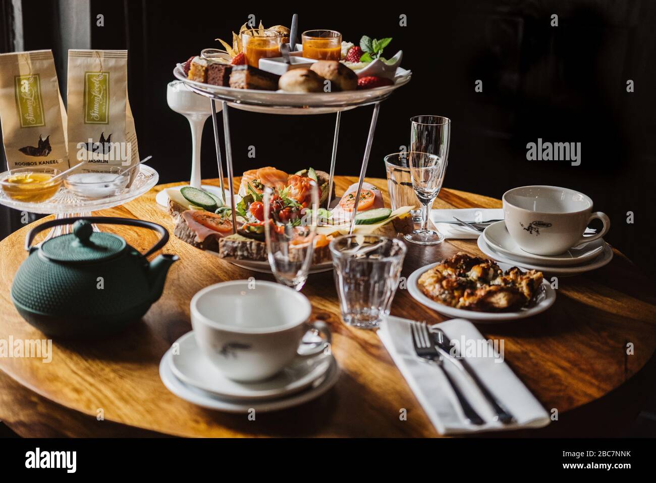 Holztisch mit traditionellen High Tea, Kuchen, Obst, Süßigkeiten, Dessert-Tisch bei der Geburtstagsfeier, Baby-Dusche-Party Süßigkeiten. Stockfoto