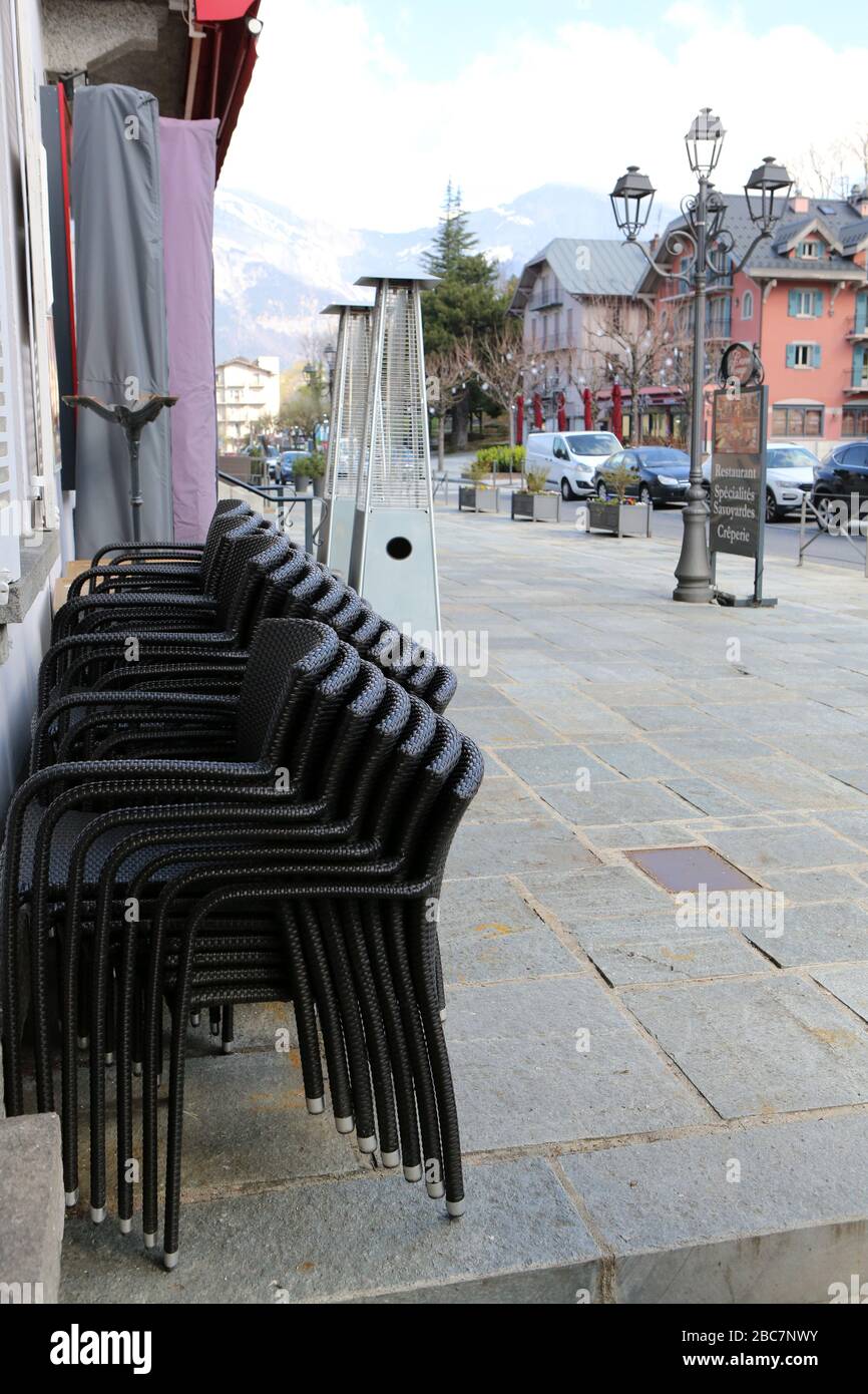 Chaises entassées le Long de la façade d'un Restaurant. Fermeture administrativ. Covid19. Saint-Gervais-les-Bains. Haute-Savoie. Frankreich. Stockfoto