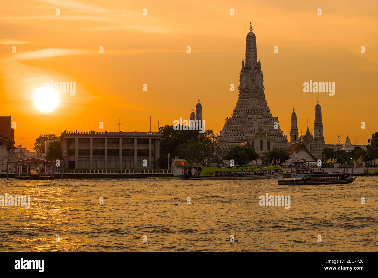 BANGKOK, THAILAND - 27. DEZEMBER 2018: Sonnenuntergang im buddhistischen Tempel Wat Arun Stockfoto