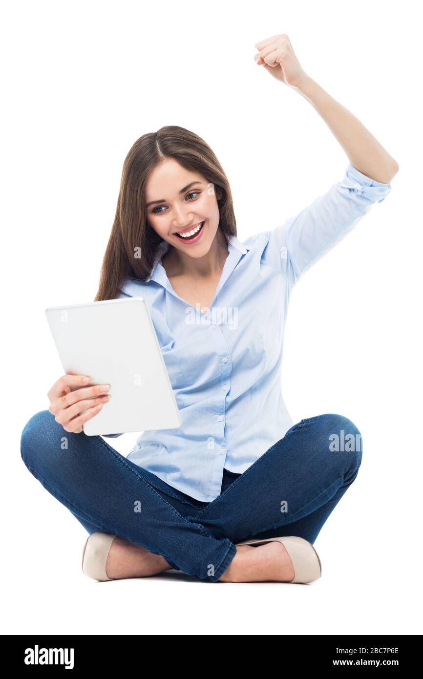 Junge Frau betrachten digital-Tablette Stockfoto