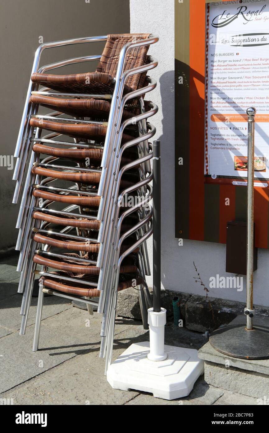 Chaises entassées le Long de la façade d'un Restaurant. Fermeture administrativ. Covid19. Saint-Gervais-les-Bains. Haute-Savoie. Frankreich. Stockfoto