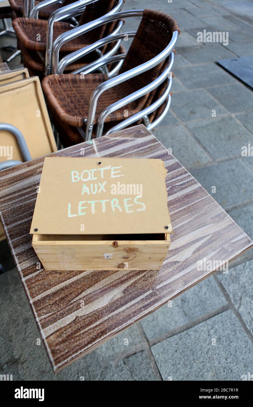 Boite aux lettres sur une table d'un Gastronom. Fermeture administrativ. Covid19. Saint-Gervais-les-Bains. Haute-Savoie. Frankreich. Stockfoto