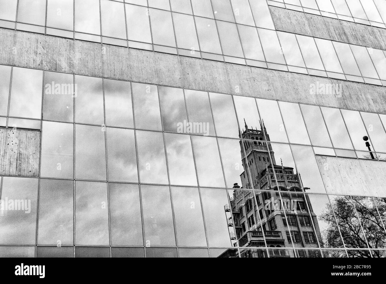 Der neugotische Wolkenkratzer von 1924, das Jackson-Gebäude, spiegelt sich in I.M. PEI's modernes Biltmore Building, das 1980 in Asheville, NC USA, erbaut wurde. Stockfoto