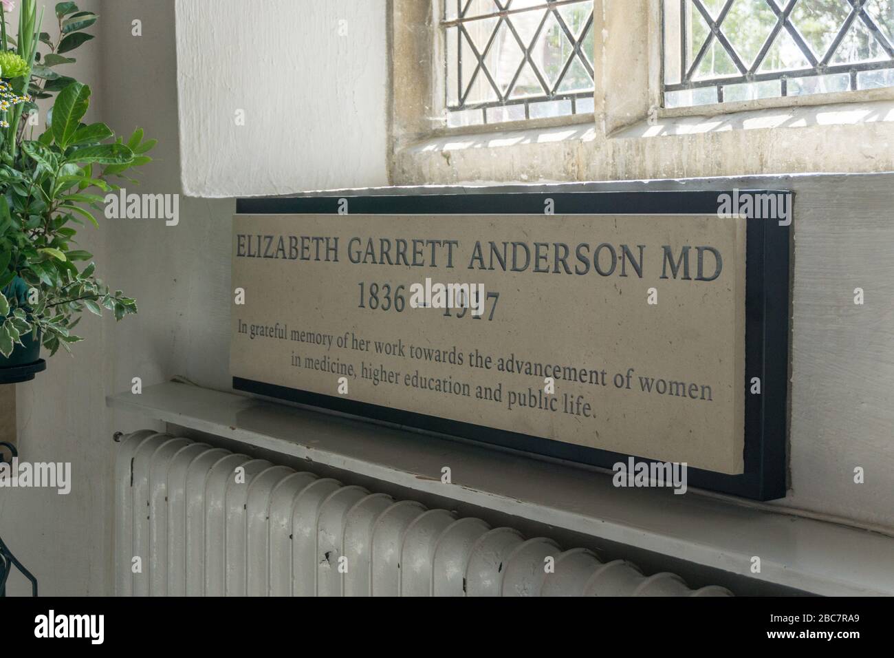 Denkmal für Elizabeth Garrett Anderson MD, die erste Frau Ärztin in England, St Peter and St Pauls, Aldeburgh, Großbritannien Stockfoto