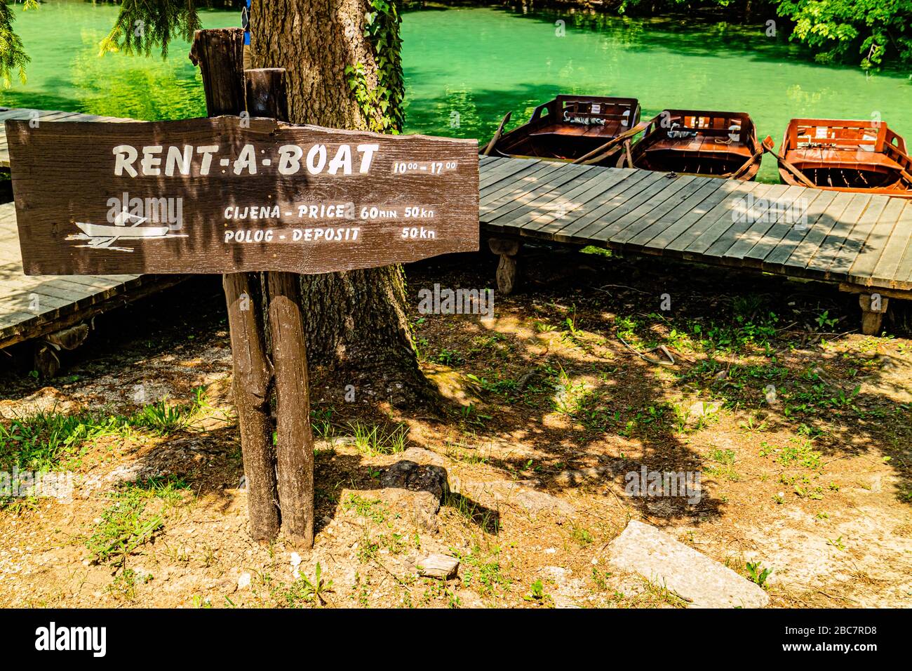 Ruderboote zum Mieten im Nationalpark Plitvicer Seen, Kroatien, Europa. Mai 2017. Stockfoto
