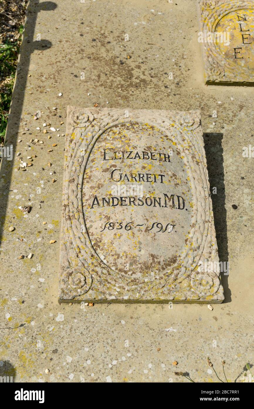 Grab von Elizabeth Garrett Anderson MD, der ersten Ärztin in England, St Peter and St Pauls, Aldeburgh, Großbritannien Stockfoto