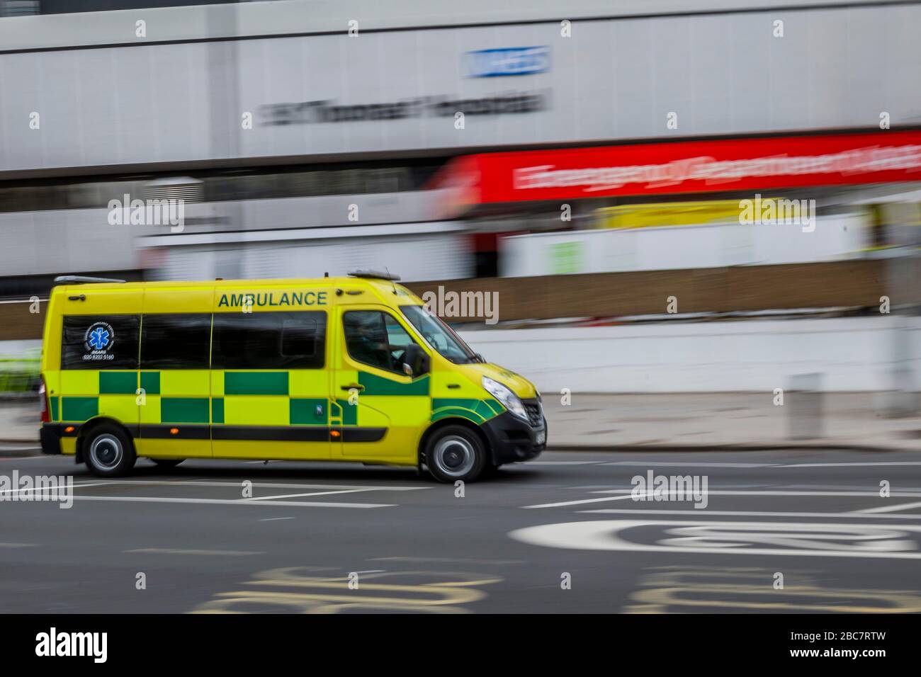 Ein Notarztwagen passiert A&E - die lebenswichtige Arbeit des NHS geht im St Thomas' Hospital weiter - der "Lockdown" geht für den Coronavirus (Covid 19)-Ausbruch in London weiter. Credit: Guy Bell/Alamy Live News Stockfoto