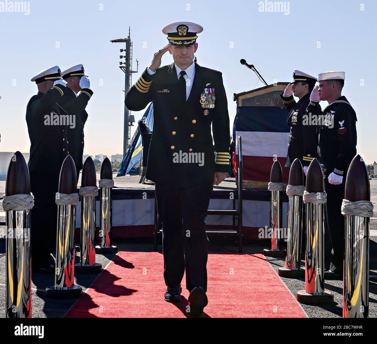 US-Navy Sideboys salute Capt Brett Crozier, kommandierender Offizier des Flugzeugträgers USS Theodore Roosevelt, spricht während einer Zeremonie auf dem Flugdeck mit Matrosen während einer Zeremonie in der Hangarbucht am 1. November 2019 in San Diego, Kalifornien. Crozier wurde vom 31. März 2020 entlastet, nachdem er einen vierseitigen Brief an seine Vorgesetzten geschrieben hatte, in dem er mit ihnen plädierte, Maßnahmen zu ergreifen, um die Verbreitung der COVID-19-Fälle auf seinem Schiff zu verringern. Stockfoto