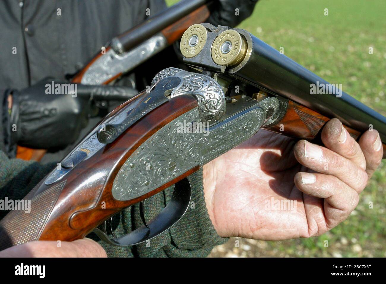 Classic Old 12 Bore Flinte von J. Purdey und Sons mit Hull Cartridges in einem Wiltshire Field während der Saison 2000. Stockfoto