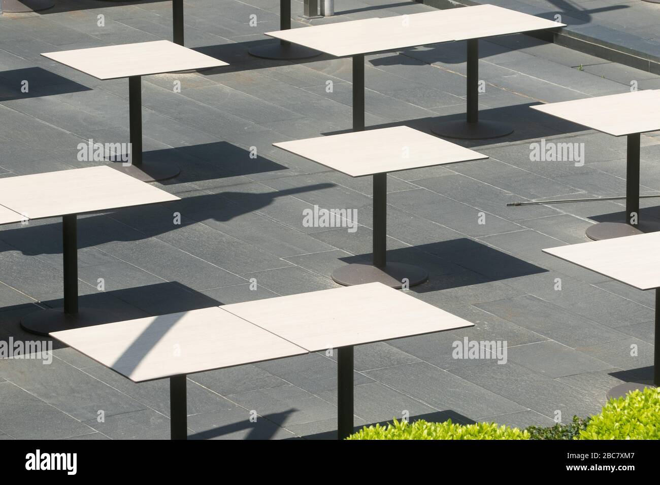 Beirut Libanon. April 2020. Reihen leerer Tische sitzen außerhalb eines Restaurants in der Zaytunay Bay Beirut, da viele Unternehmen in Beirut in einer ohnehin schon angespagten Wirtschaft und einer sich verschärfenden Finanzkrise während einer Sperre aufgrund des Ausbruchs des Coronavirus geschlossen sind. Credit: amer ghazzal/Alamy Live News Stockfoto