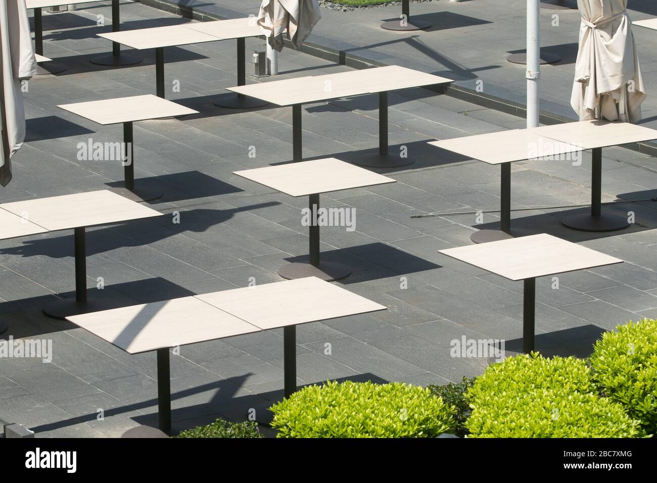 Beirut Libanon. April 2020. Reihen leerer Tische sitzen außerhalb eines Restaurants in der Zaytunay Bay Beirut, da viele Unternehmen in Beirut in einer ohnehin schon angespagten Wirtschaft und einer sich verschärfenden Finanzkrise während einer Sperre aufgrund des Ausbruchs des Coronavirus geschlossen sind. Credit: amer ghazzal/Alamy Live News Stockfoto