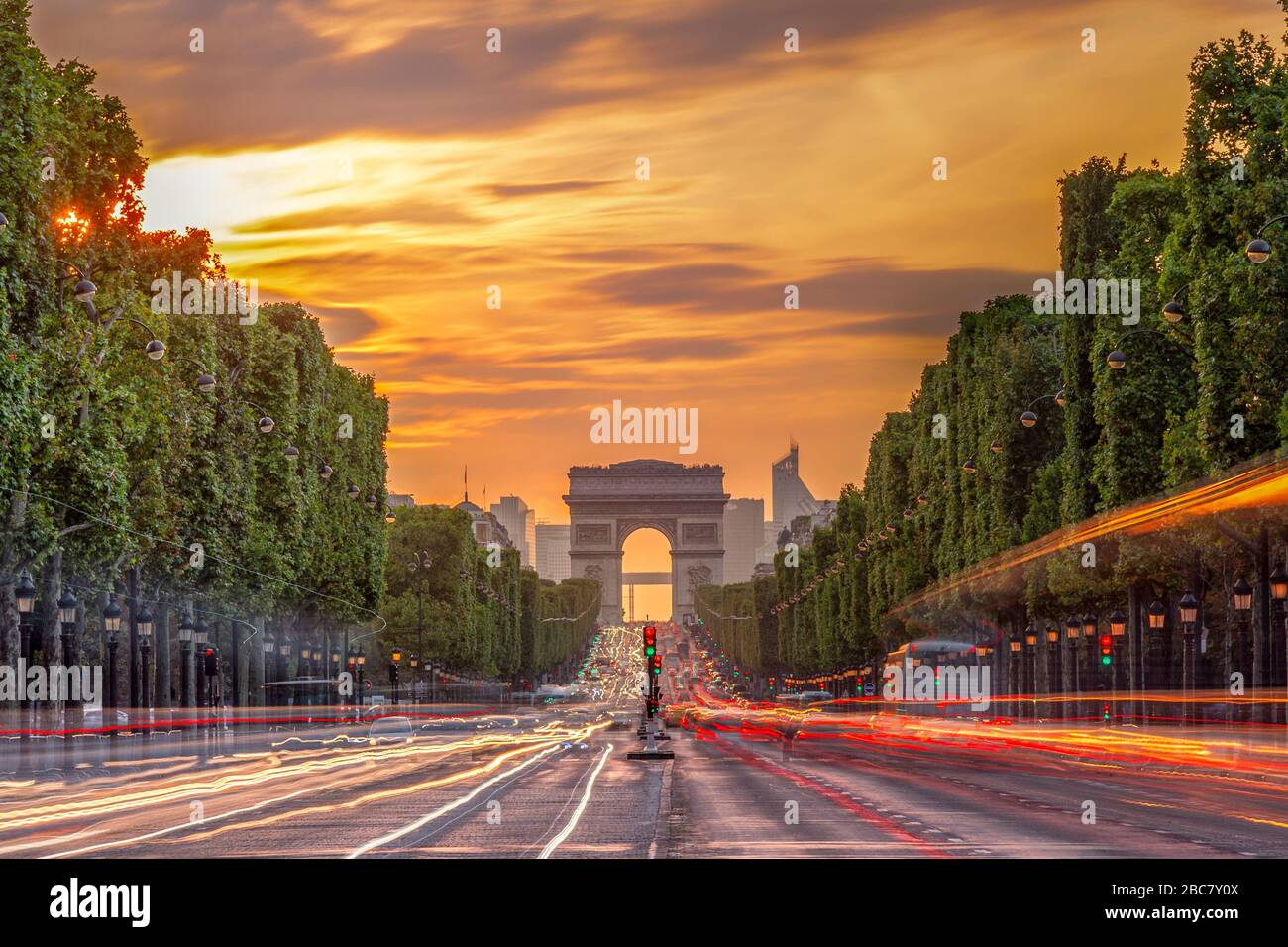 Champs Elysees und Arc de Triomph bei Sonnenuntergang in Paris Stockfoto