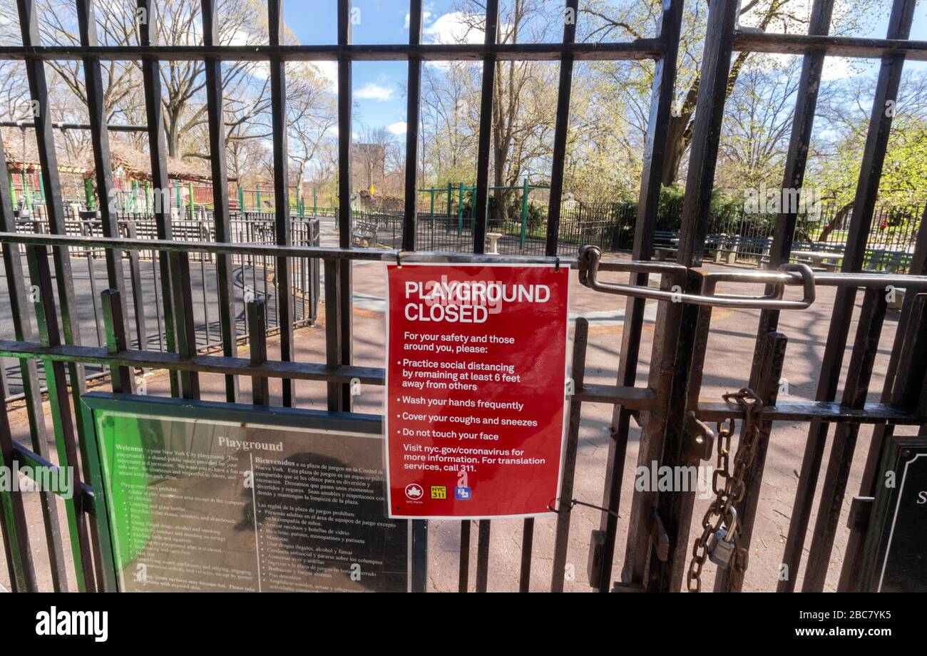 Ein Schild hängt an einem mit einem Vorhängeschloss verschlossenen Tor zu einem Spielplatz im 97. Und zentralen Park West besagt, dass es wegen Coronavirus oder Covid-19 Pandemie geschlossen ist Stockfoto