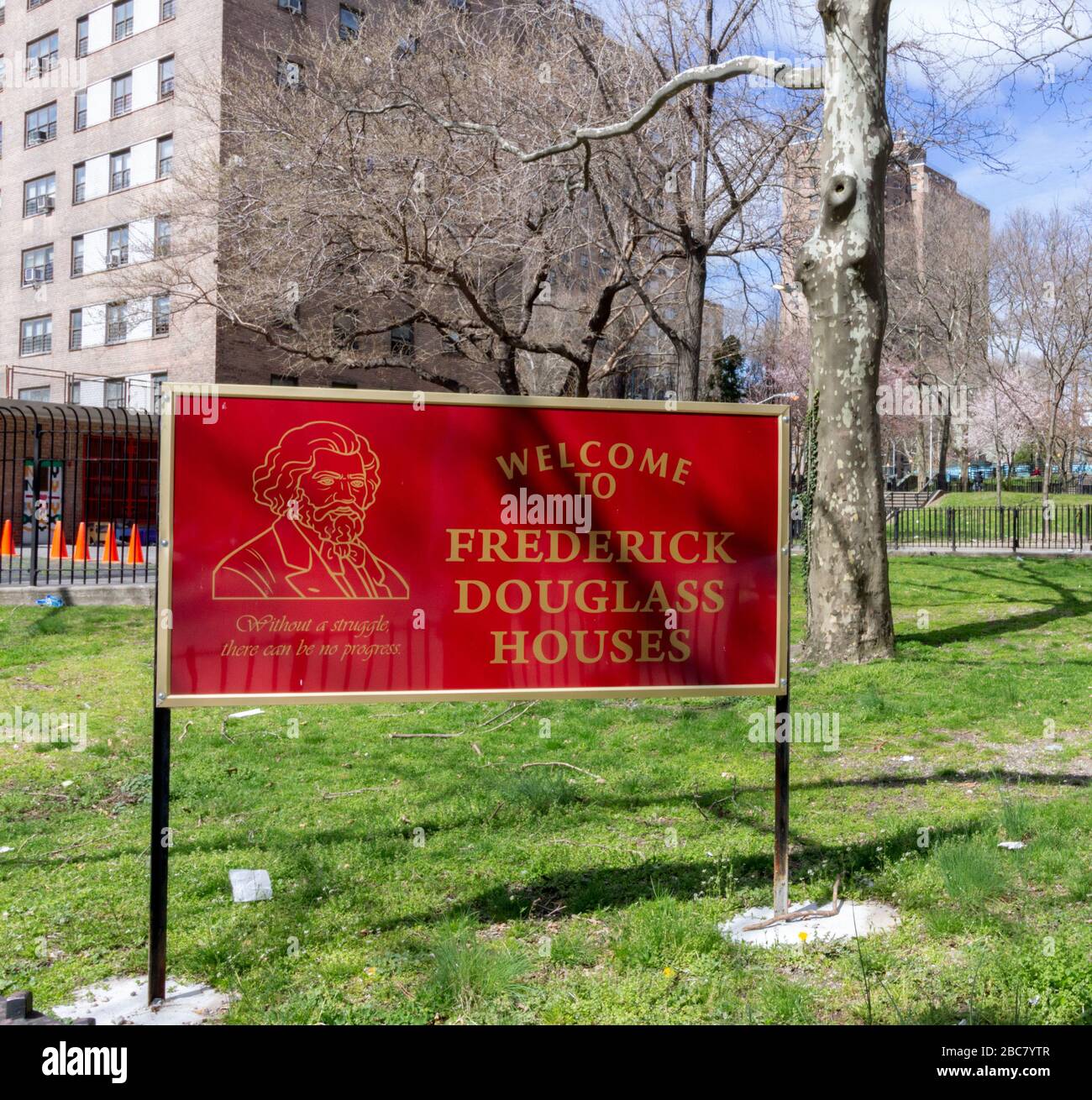 schild an einem Eingang zum Frederick Douglass Wohnprojekt auf der oberen Westseite von Manhattan, das von der New York City Housing Authority oder NYCHA betrieben wird Stockfoto