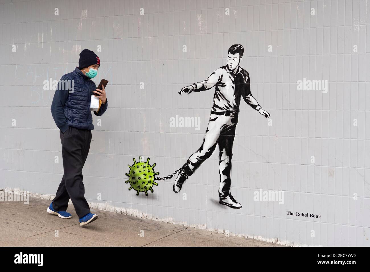 Glasgow, Schottland, Großbritannien. April 2020. Neue Straßenkunst auf der Grundlage der aktuellen Coronavirus Pandemie namens "Lockdown" des Künstlers The Rebel Bear ist im Zentrum Glasgows aufgetaucht. Iain Masterton/Alamy Live News. Stockfoto