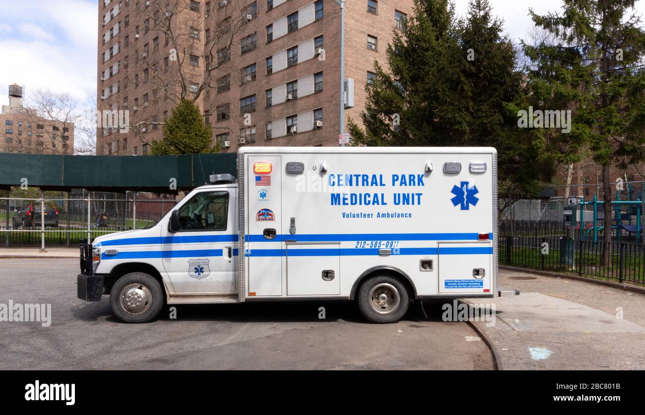 Ein Freiwilligenwagen der Central Park Medical Unit ist im Frederick Douglass Wohnprojekt geparkt Stockfoto