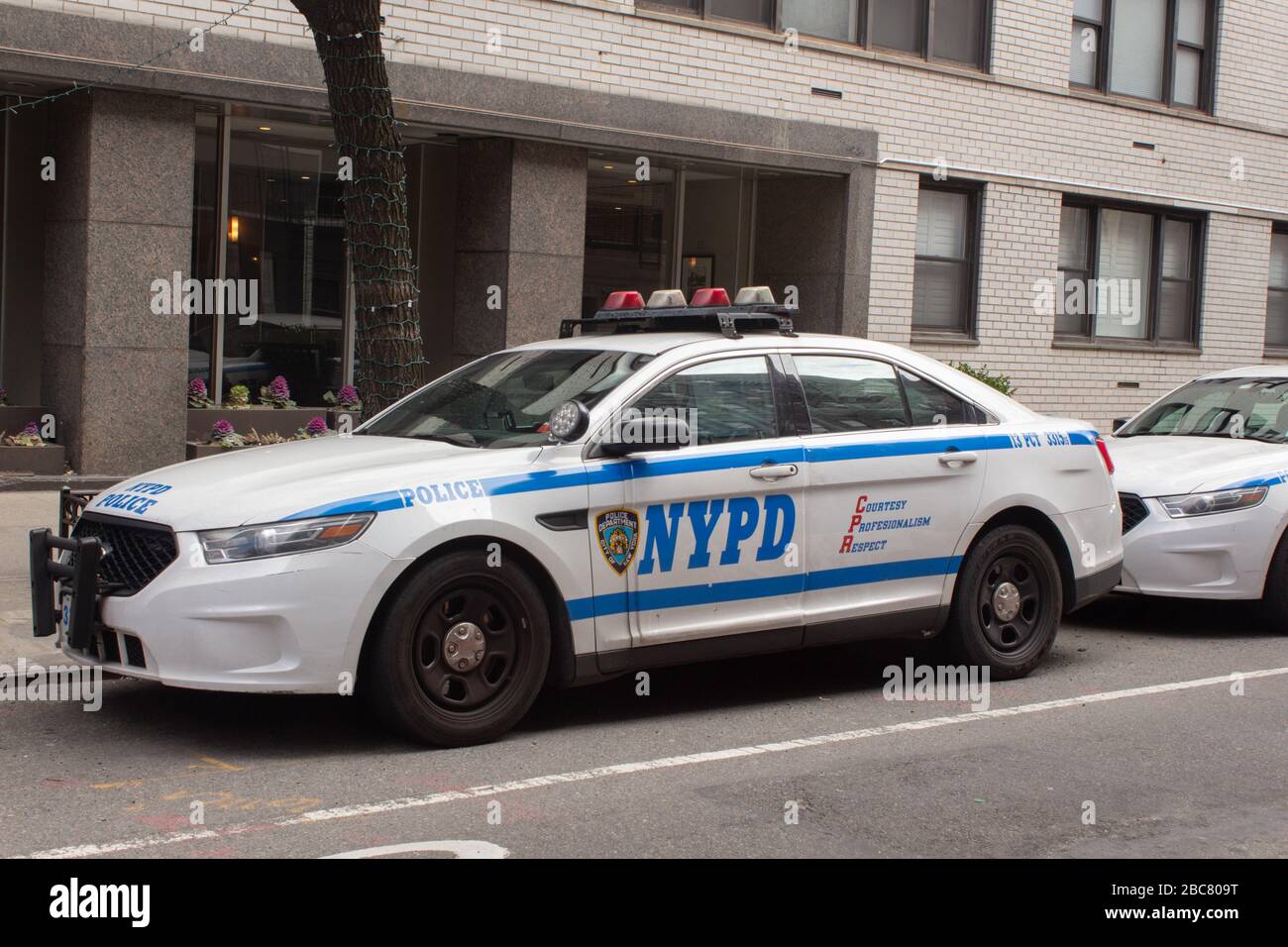 Ein Fahrzeug der New yorker Polizeibehörde, das auf einer Straße in der Stadt abgestellt wurde. Der NYPD wurde in vielen tv-Serien porträtiert Stockfoto