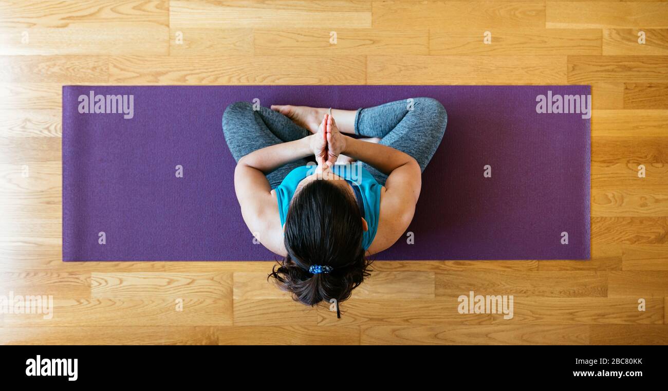 Junge Frau beim Yoga zu Hause Stockfoto