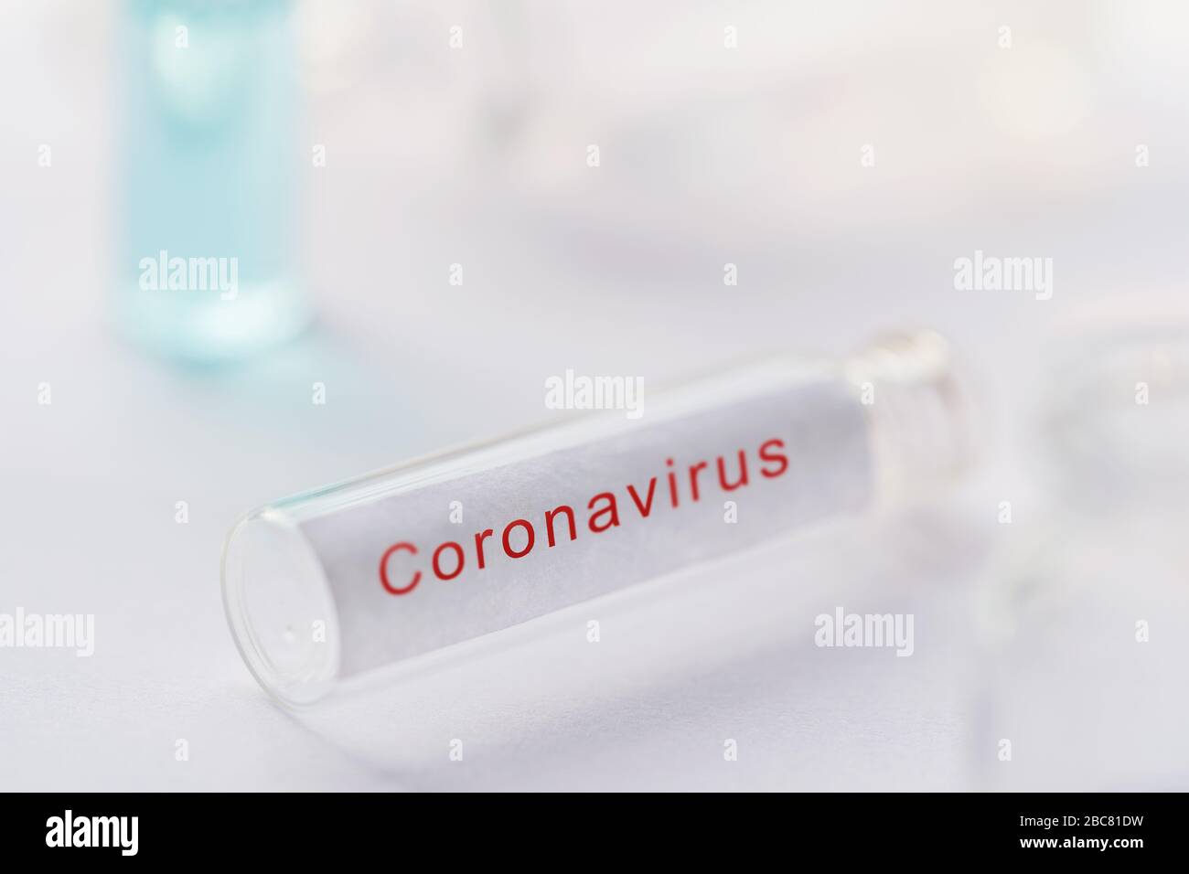 Hintergrund des Testsatzes für Coronavirus. Leeres Reagenzglas oder Glasvile über weißem Labortisch zum Sammeln von Blutproben von kovid 19 inf des chinesischen Virus Stockfoto