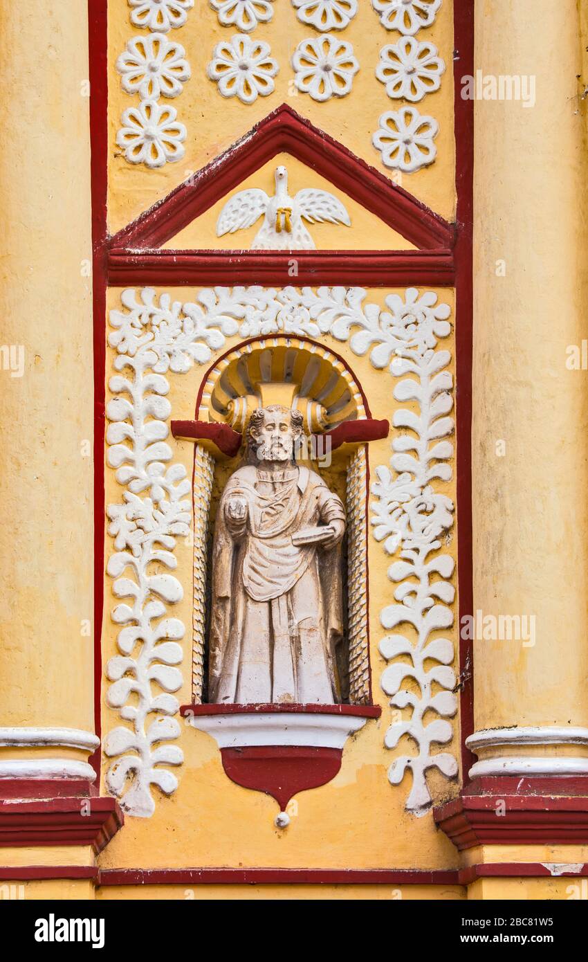 Statue an der Domfassade in San Cristobal de las Casas, Chiapas, Mexiko Stockfoto