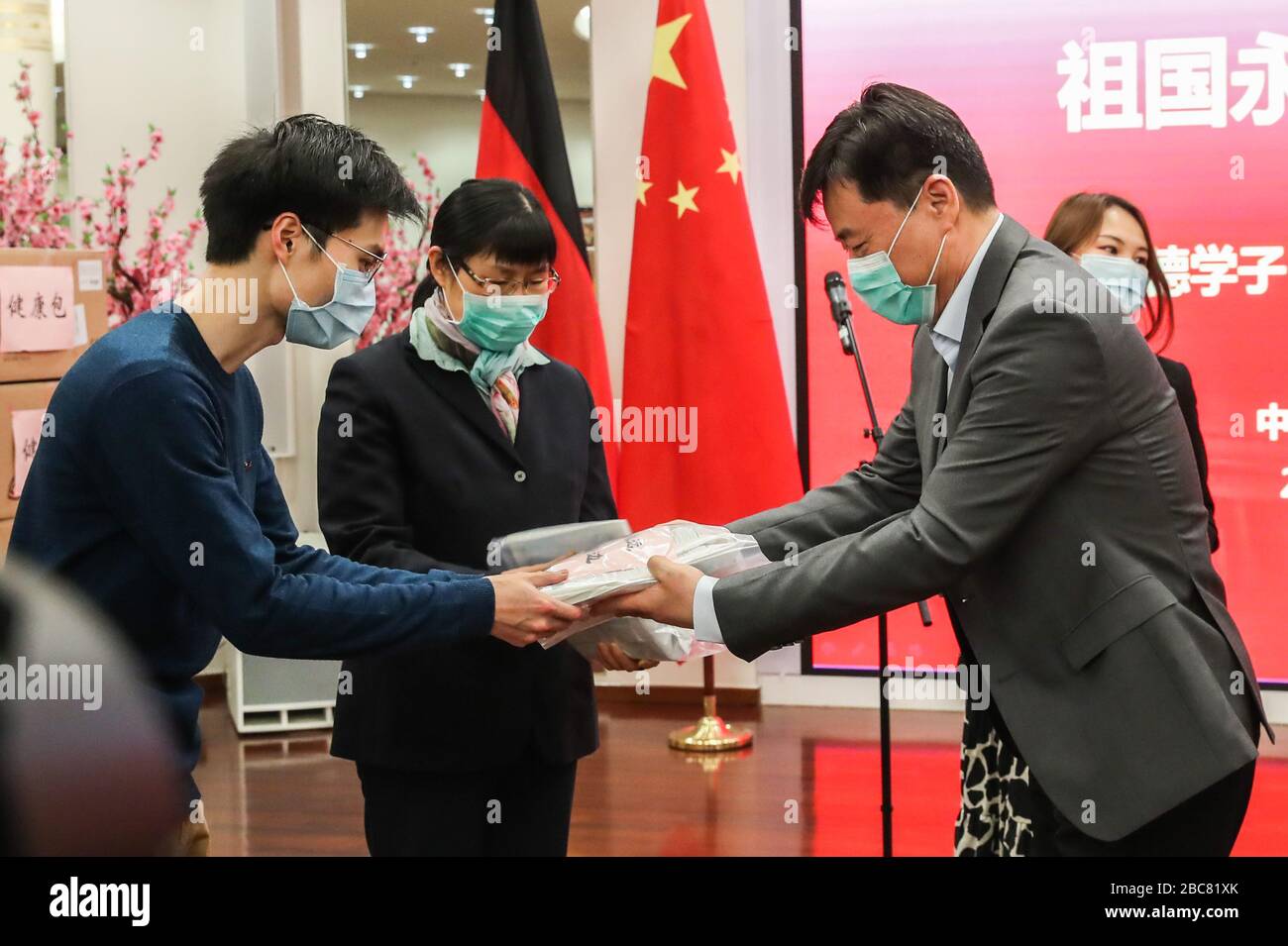 (200403) -- BERLIN, 3. April 2020 (Xinhua) -- der chinesische Botschafter in Deutschland Wu Ken (R, Front) verteilt Gesundheits-Kits an Vertreter chinesischer Studenten in der chinesischen Botschaft in Deutschland, Berlin, Deutschland, 2. April 2020. Die chinesische Botschaft in Deutschland verteilte am Donnerstag Gesundheitssätze, bestehend aus Gesichtsmasken, Desinfektionsmitteln und Epidemie-Vorsorgehandbüchern an die Vertreter der chinesischen Studenten in Übersee. (Xinhua/Shan Yuqi) Stockfoto