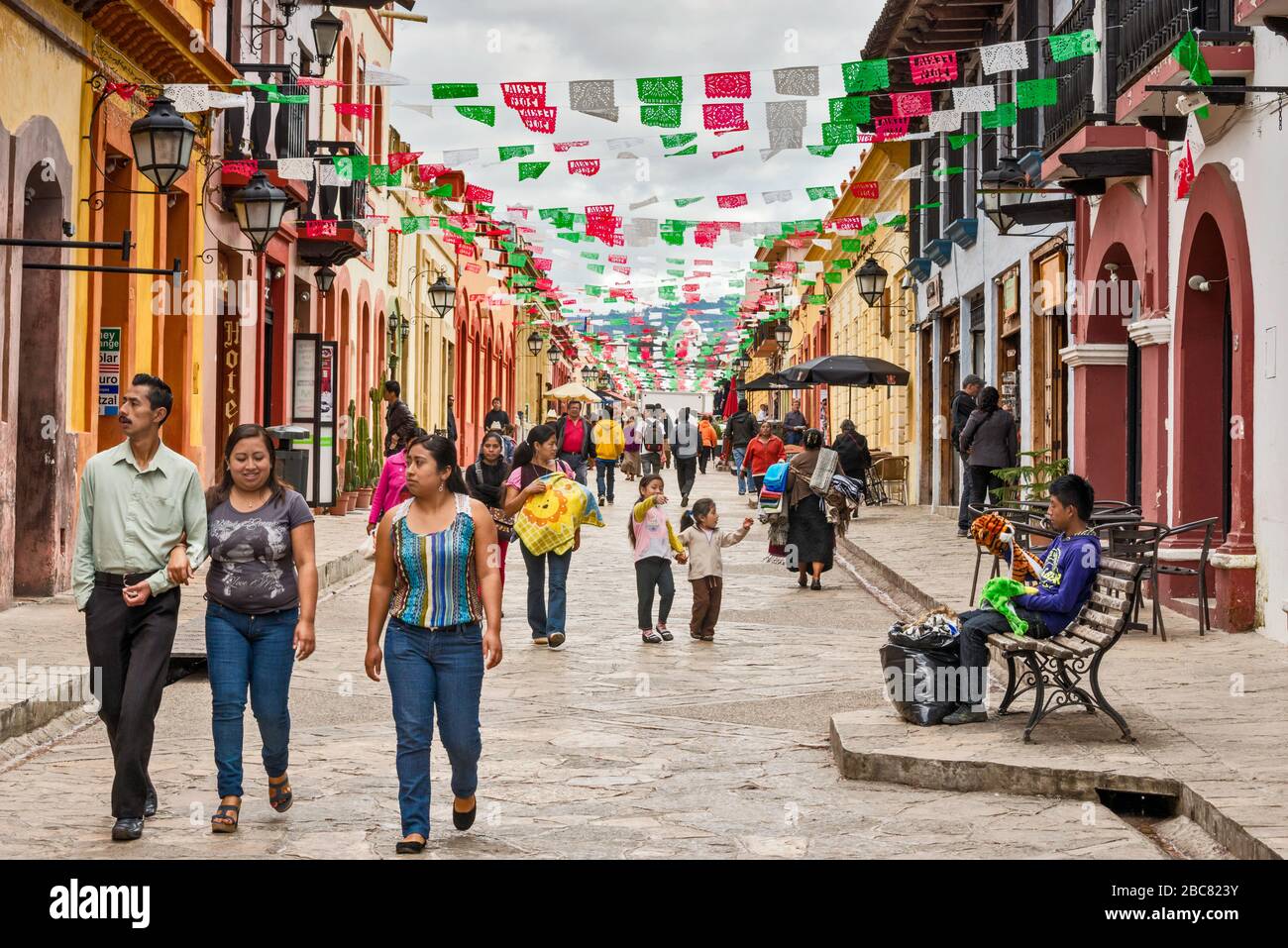 Passanten an der Calle Real de Guadalupe, Fußgängerzone in San Cristobal de las Casas, Chiapas, Mexiko Stockfoto